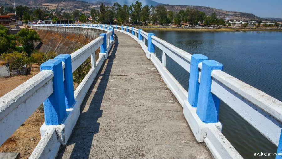 高速公路护栏板.jpg “高速公路护栏板”