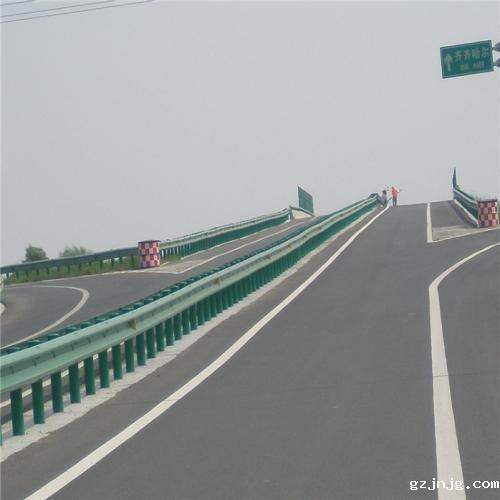 高速公路护栏板在高速上的作用?