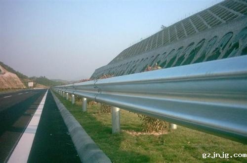 高速公路护栏板的价格差别的原因?