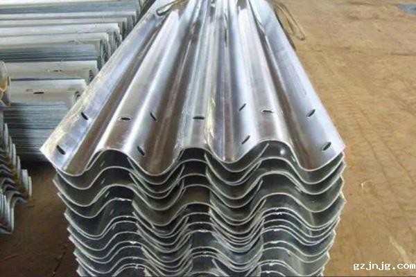 镀锌护栏板的应用优点