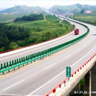 高速公路护栏板为什么都要用防阻块链接，有什么好处？