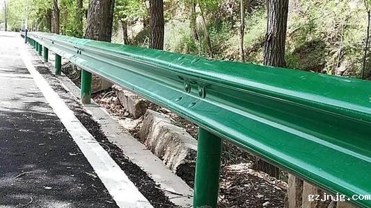 如何安装高速公路护栏板？